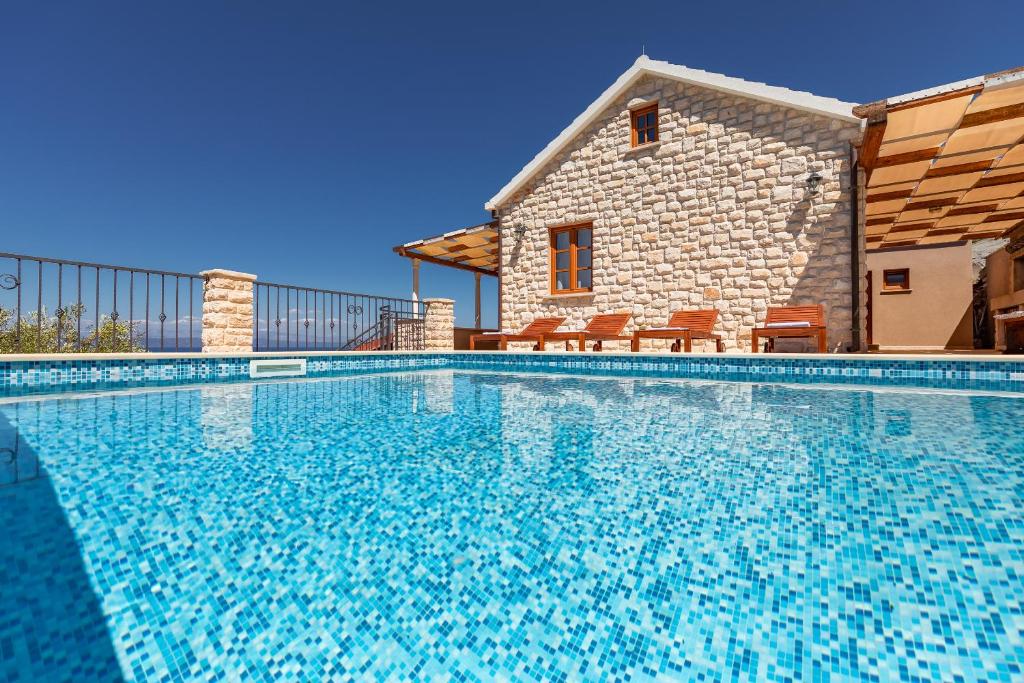 Bazén v ubytovaní Seafront Villa Endless View alebo v jeho blízkosti
