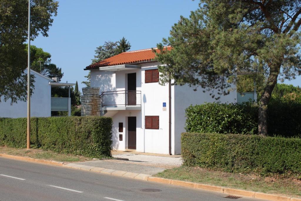 ein weißes Haus mit rotem Dach in der Unterkunft Apartments by the sea Dajla, Novigrad - 3371 in Novigrad Istria