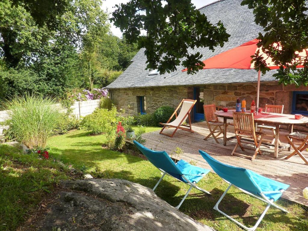 Swimmingpoolen hos eller tæt på Charming holiday home with garden