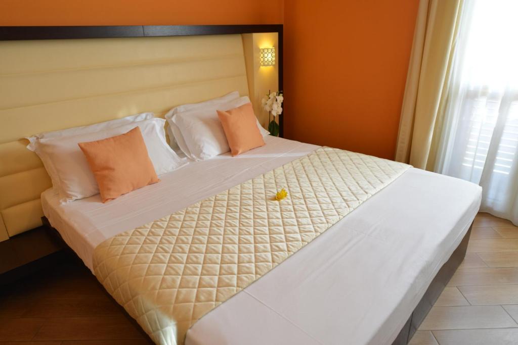 Кровать или кровати в номере Hotel Rosignano