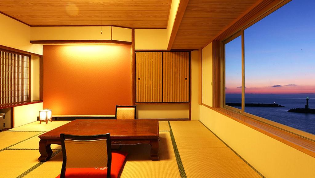 Posezení v ubytování Okukinosaki Seaside Hotel