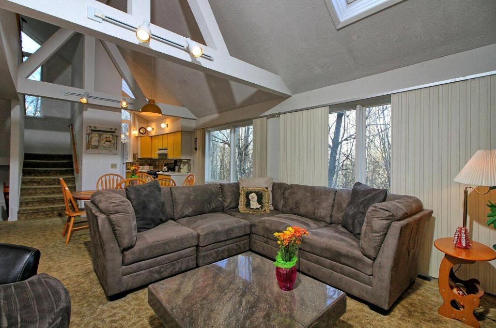 ein Wohnzimmer mit Sofa und Tisch in der Unterkunft Rustic 3 bedroom home Moose Lodge in Killington