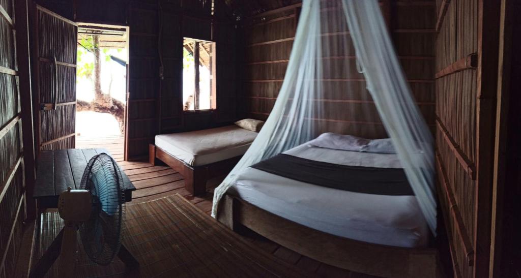 Postel nebo postele na pokoji v ubytování Mambetron Homestay Raja Ampat