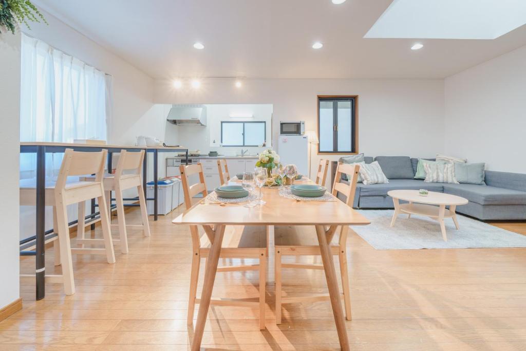 een keuken en een woonkamer met een tafel en stoelen bij White Space in Kakegawa