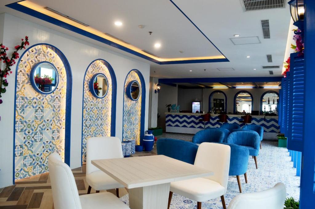 Posezení v ubytování Cavinton Hotel Malioboro Yogyakarta
