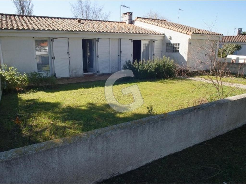 una casa con un cortile davanti di Maison La Tranche-sur-Mer, 4 pièces, 6 personnes - FR-1-357-44 a La Tranche-sur-Mer