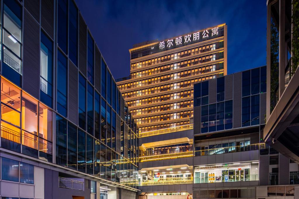 uma representação de um edifício à noite em Hampton By Hilton Shenzhen Futian Mangrove Park Apartments em Shenzhen
