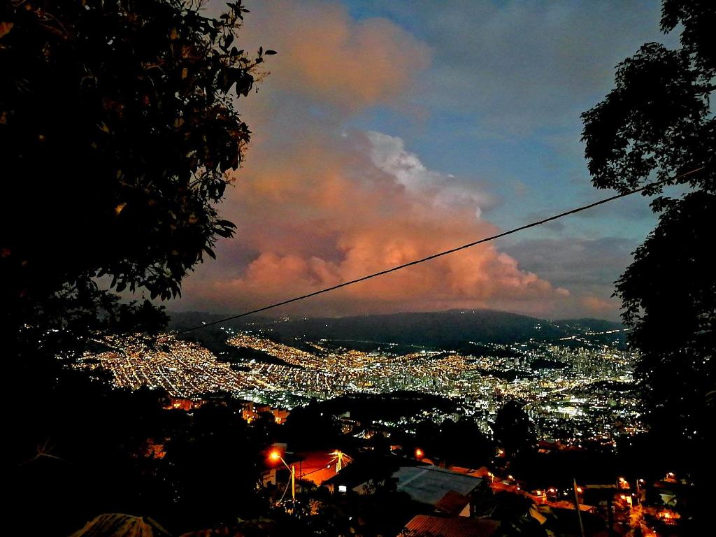 - une vue sur une ville avec un feu au loin dans l'établissement Eco Hostal casa la juana, à Medellín
