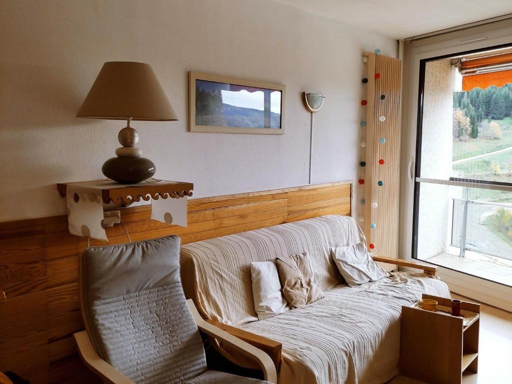 ein Wohnzimmer mit einem Sofa und einem Fenster in der Unterkunft Appartement Villard-de-Lans, 2 pièces, 4 personnes - FR-1-689-114 in Villard-de-Lans