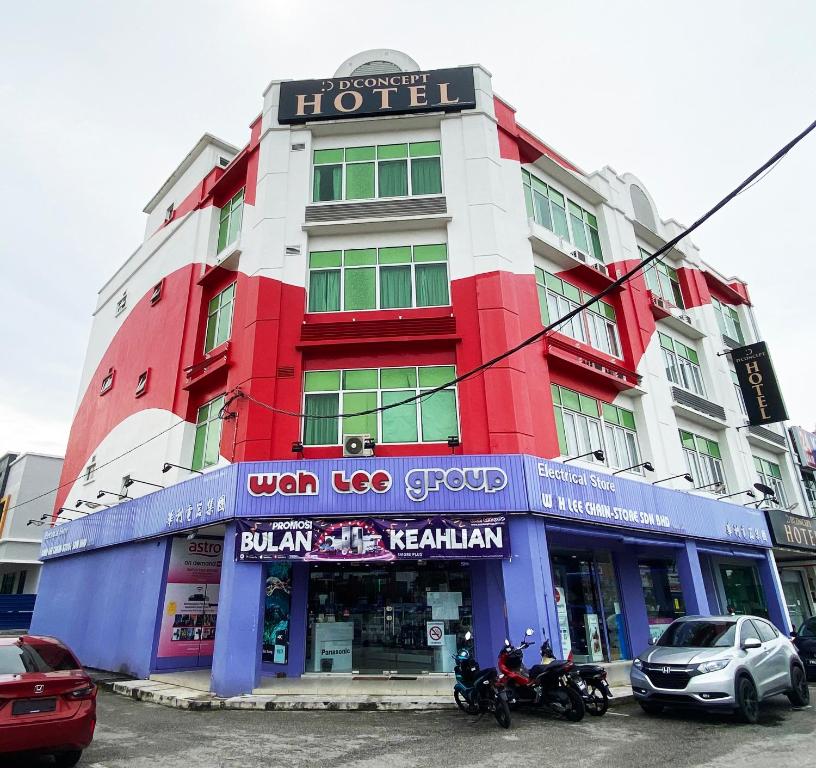 un edificio rojo blanco y azul con motocicletas estacionadas delante en D'concept Hotel Kulim en Kulim