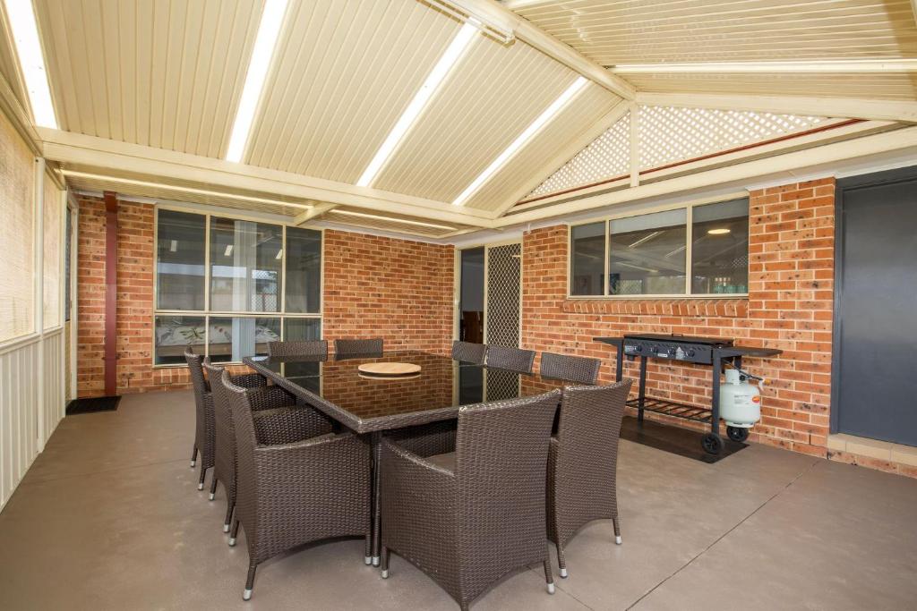 Wander Inn Pet Friendly 15 Mins Walk to Beach - Housity