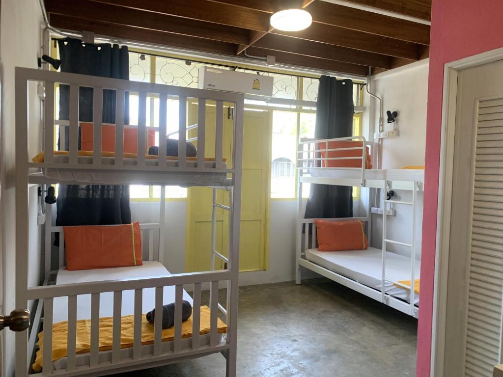 Postel nebo postele na pokoji v ubytování Sleep Sheep Phuket Hostel SHA