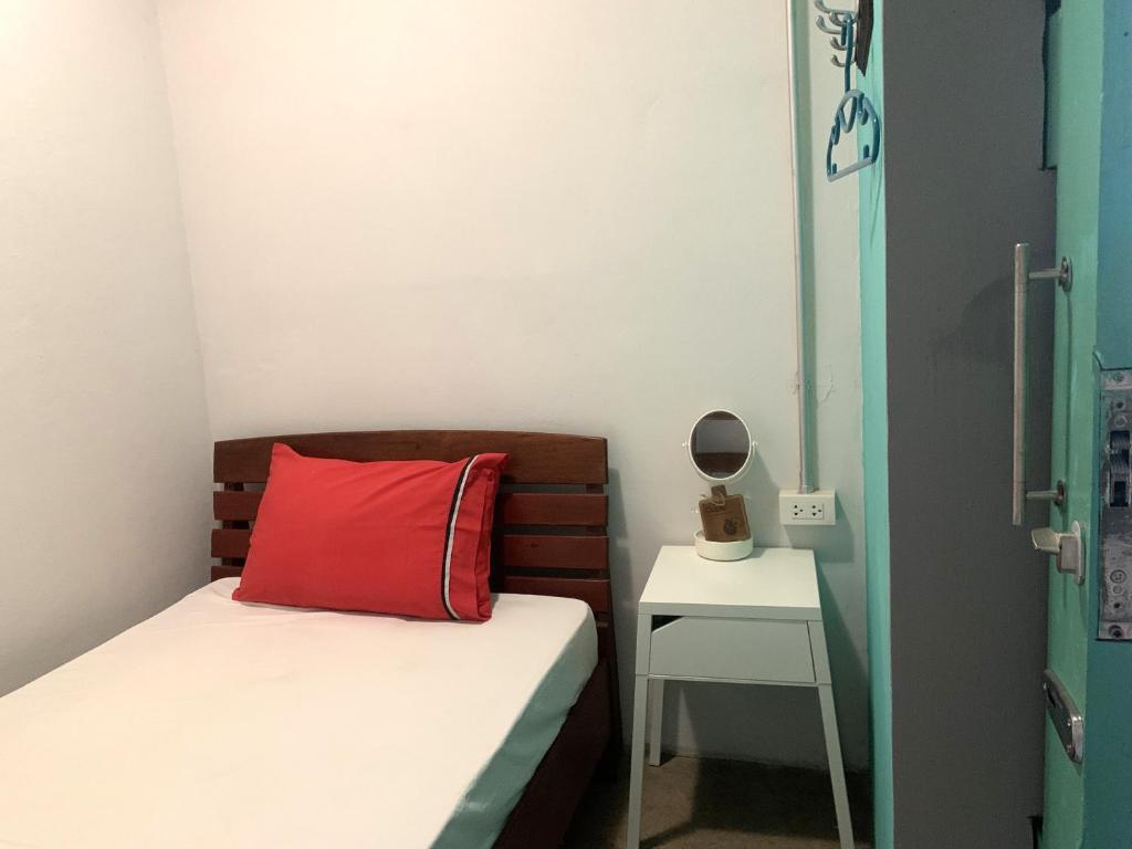 Postel nebo postele na pokoji v ubytování Sleep Sheep Phuket Hostel SHA