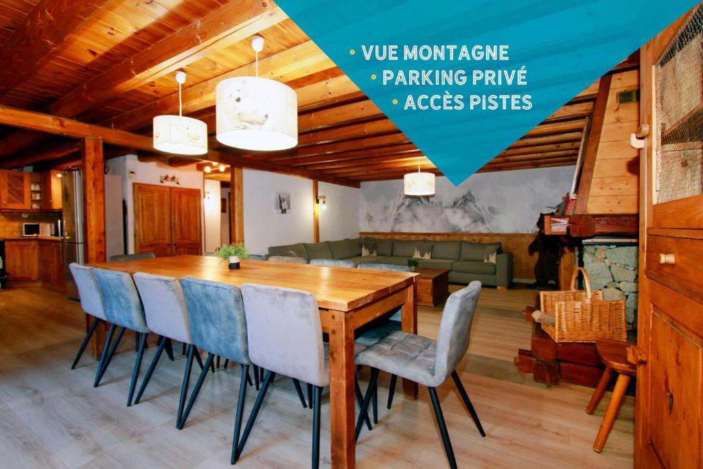 - une salle à manger avec une table et des chaises en bois dans l'établissement 2AlpesChalets - Chalet Marie 1 - Standing et Sauna aux pieds des pistes, à Les Deux Alpes