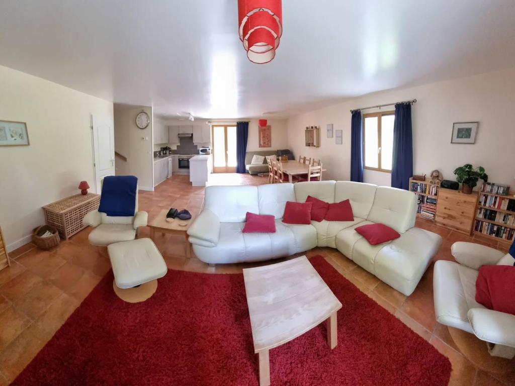 uma sala de estar com um sofá branco e um tapete vermelho em Maison Villard-de-Lans, 5 pièces, 8 personnes - FR-1-548-27 em Villard-de-Lans