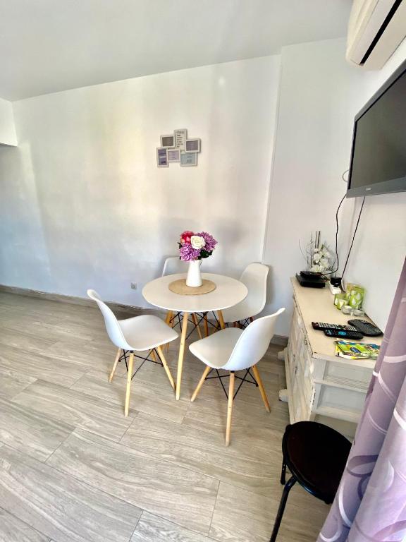 TV a/nebo společenská místnost v ubytování Iris Vistas Benalmadena