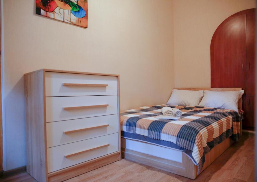 - une petite chambre avec un lit et une commode dans l'établissement Apartment Ekaterine, à Tbilissi