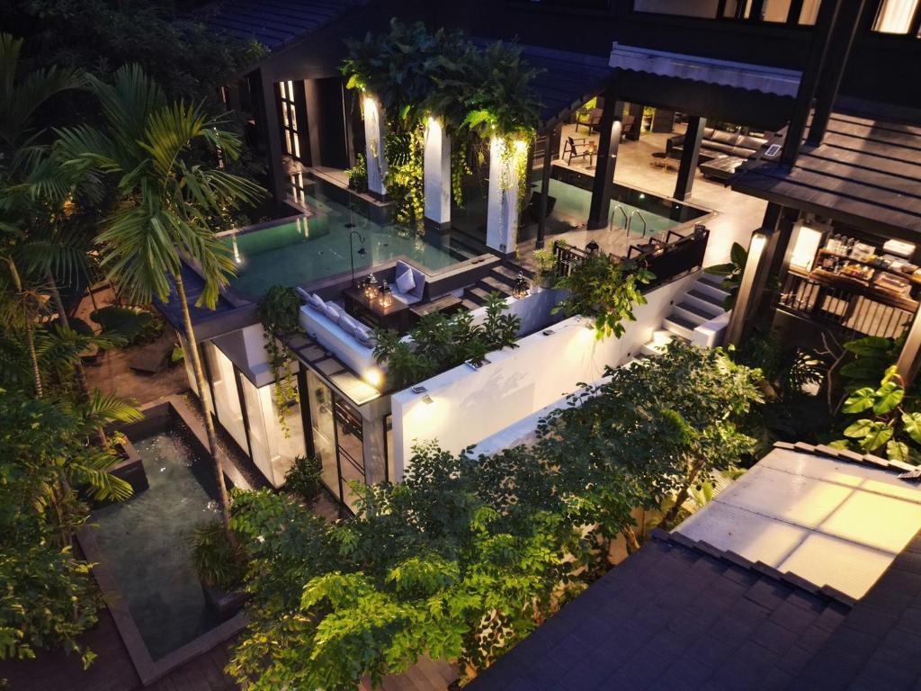 uma vista superior de uma piscina à noite em S.House168 em Chiang Mai