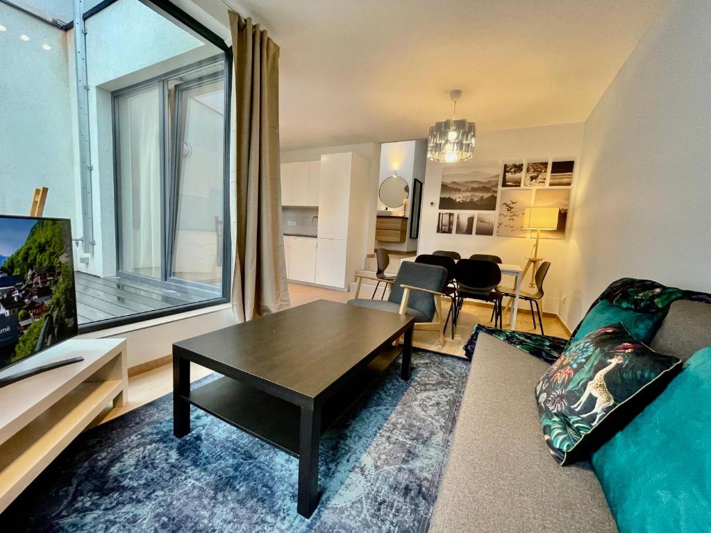 OneLuxStay near Fashion District - Two-Bedroom Apartment