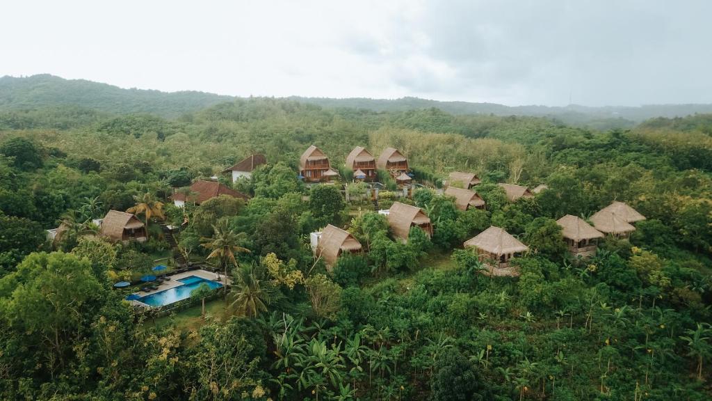 ペニダ島にあるBB Resort Villa and Spaのジャングル内のリゾートの空中ビュー