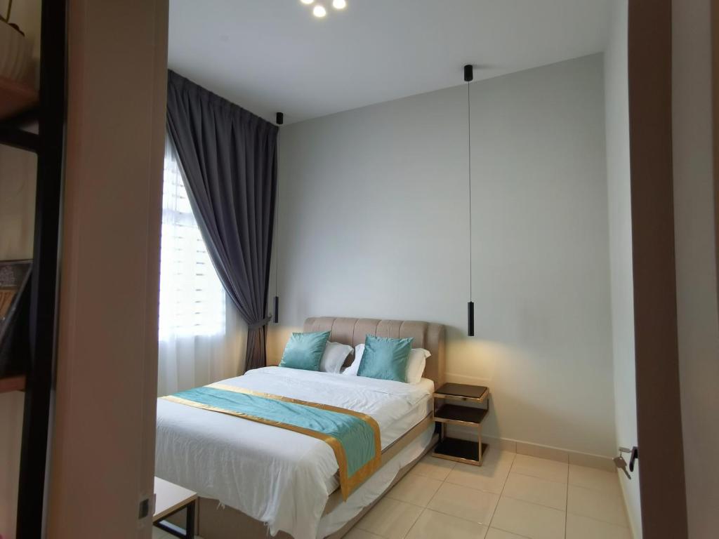 um quarto com uma cama grande e almofadas azuis em S H Homestay Bagan Lalang em Sungai Pelik