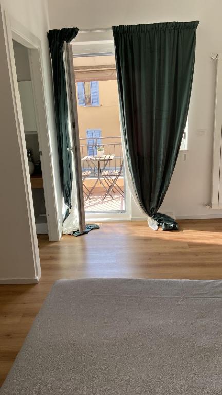 een kamer met een gordijn in een kamer met een tafel bij Civico 28 in Pescara