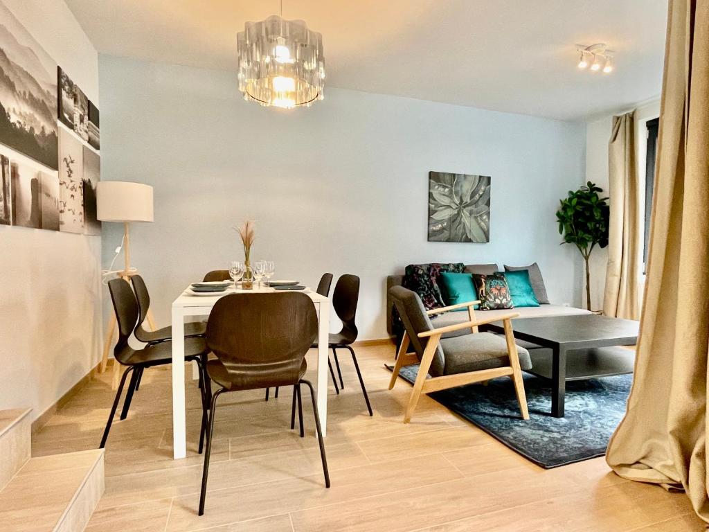 OneLuxStay near Fashion District - Resim 11