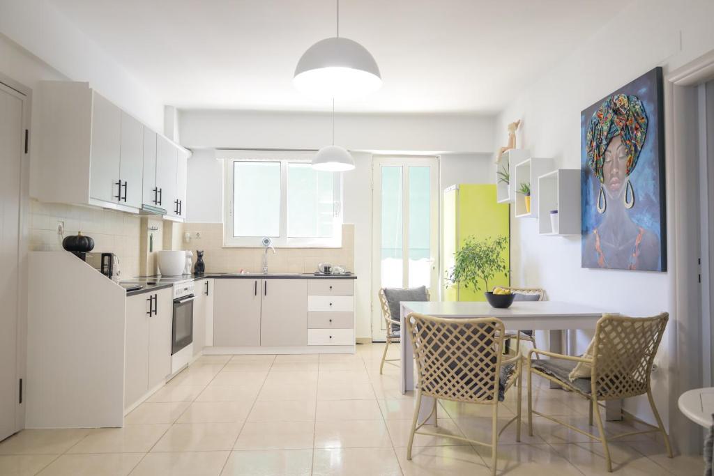 Una cocina con una mesa y sillas en una habitación. en Beautiful Eleni 100, en Esparta