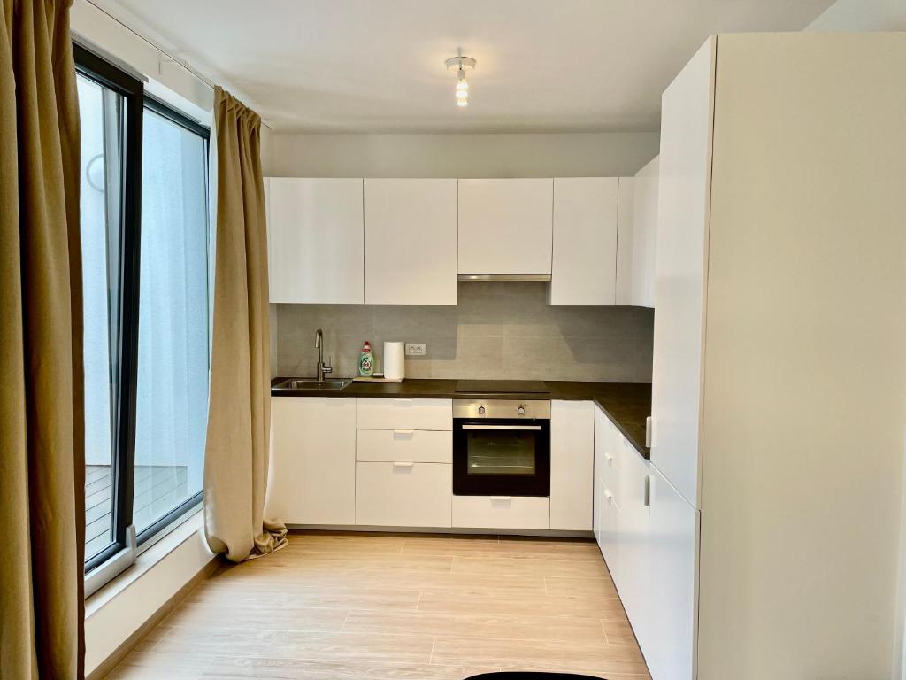 OneLuxStay near Fashion District - Resim 18