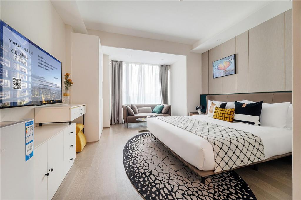 Cres Asia Residence في تشنغدو: غرفة فندق بسرير كبير وتلفزيون
