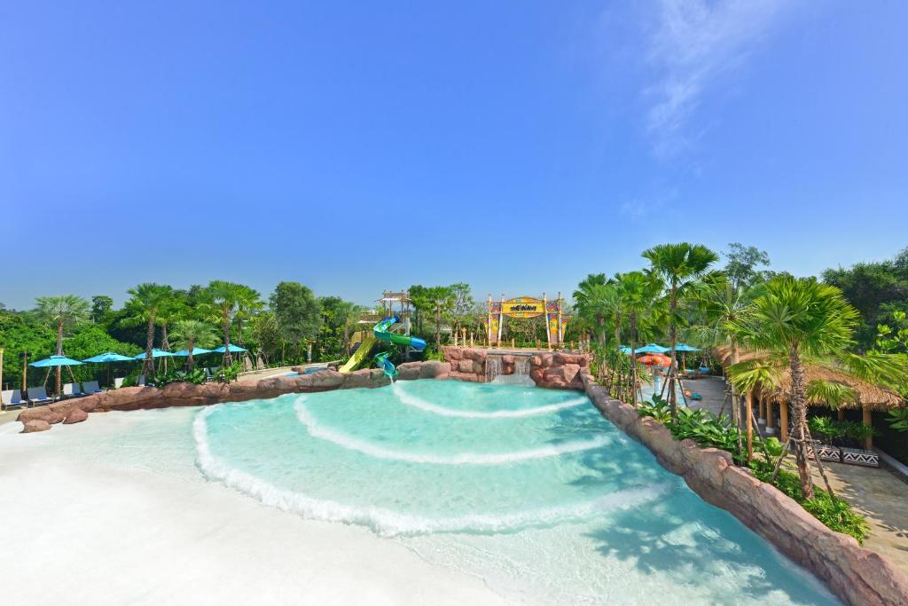 een zwembad in een resort met een waterpark bij Centre Point Prime Hotel Pattaya in Noord Pattaya