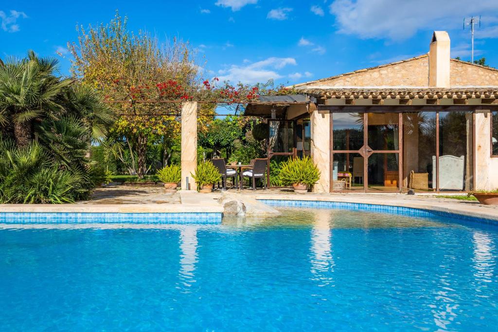 una piscina frente a una casa en Finca Na Palada en Artà