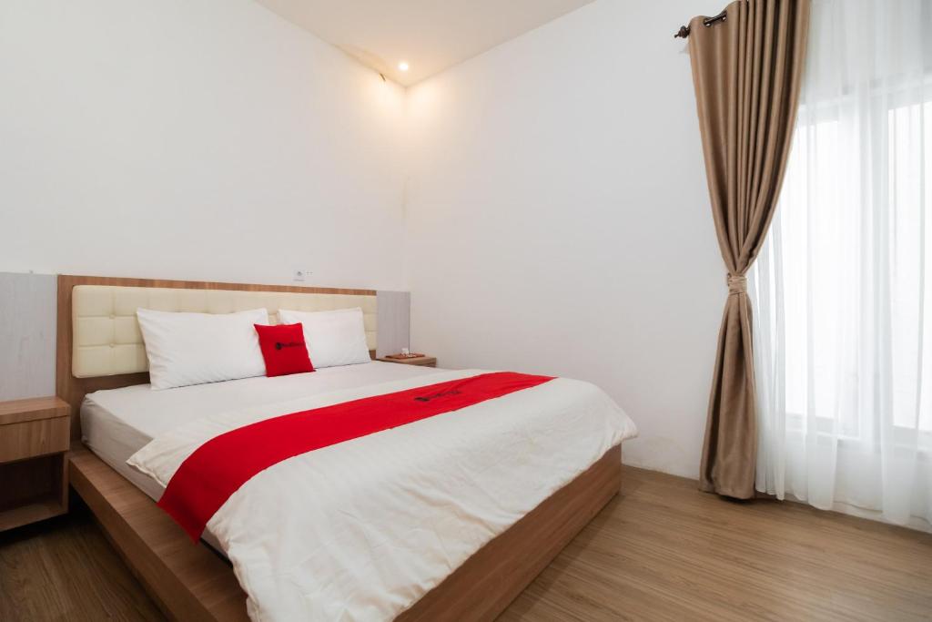 RedDoorz Syariah at Jalan Andalas Padang - Standard Double Room
