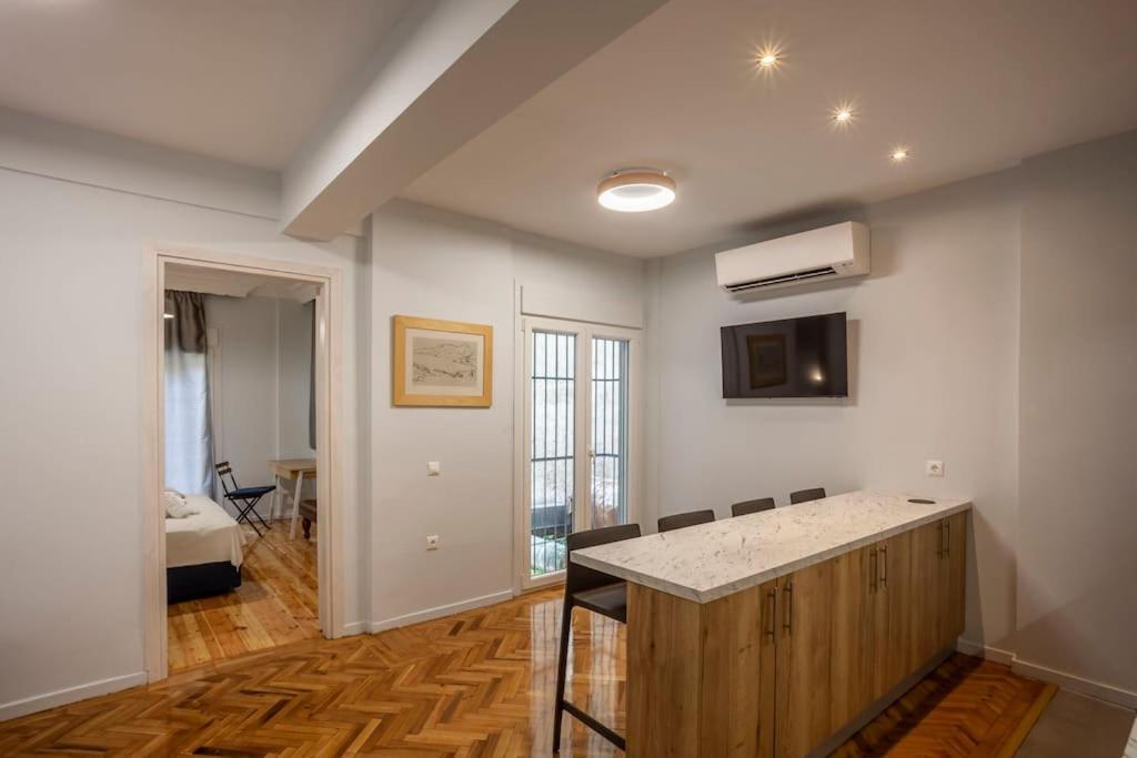 Zdjęcie z galerii obiektu Karolou Ntil- Ground floor Suite w Salonikach