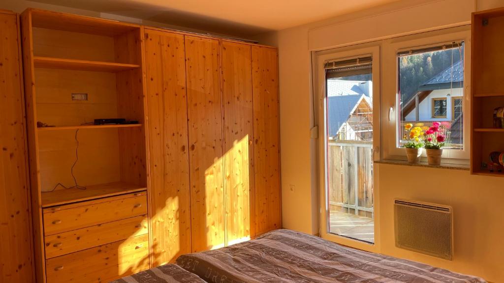 een slaapkamer met een bed en een raam bij Apartment Katrca Kranjska Gora in Kranjska Gora