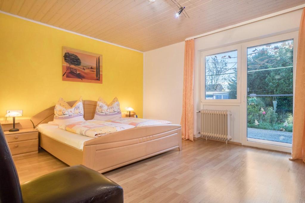 ein Schlafzimmer mit einem Bett und einem großen Fenster in der Unterkunft Ferienwohnung Sonnenschein in Langenargen