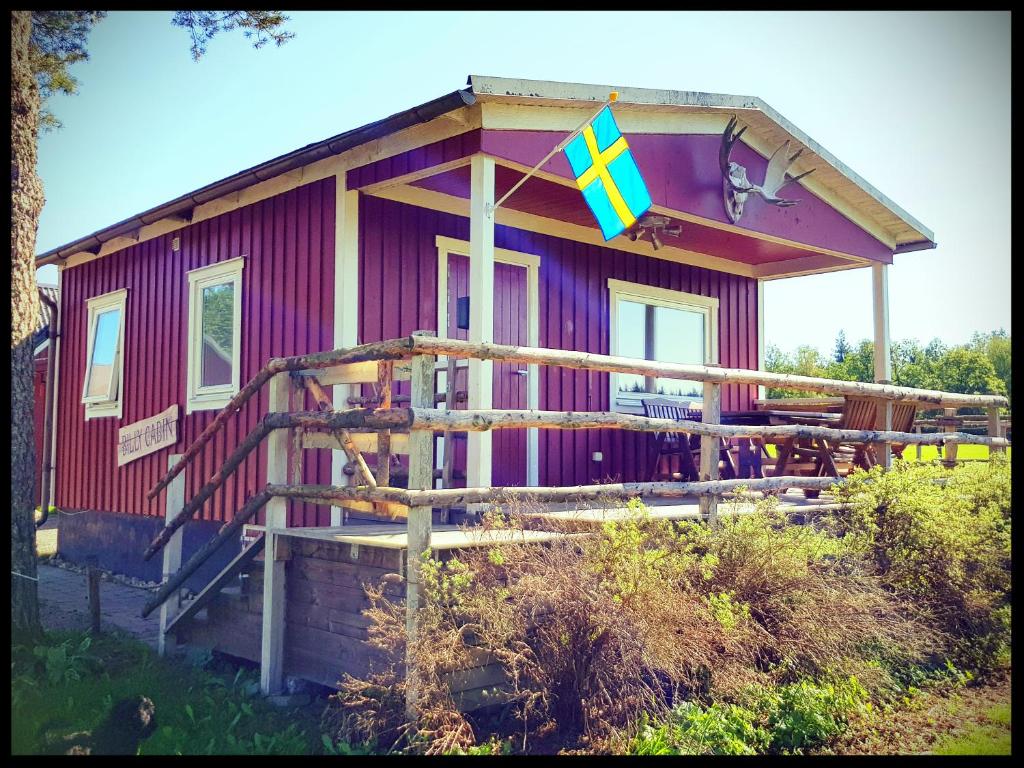una casa con una bandera en la parte delantera en EddyLou Ranch en Slöinge