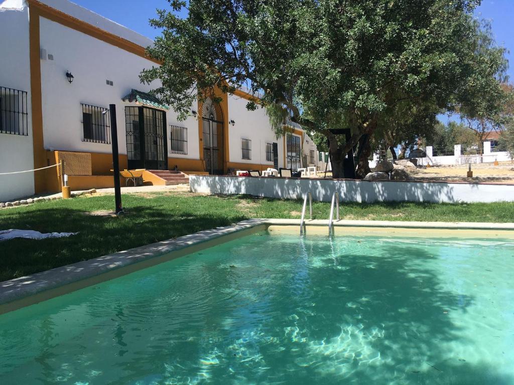 een zwembad in de tuin van een gebouw bij Hacienda Marcharavi in Arcos de la Frontera