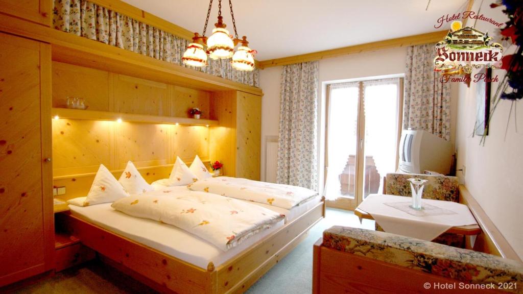 Postel nebo postele na pokoji v ubytování Hotel-Gasthof-Sonneck