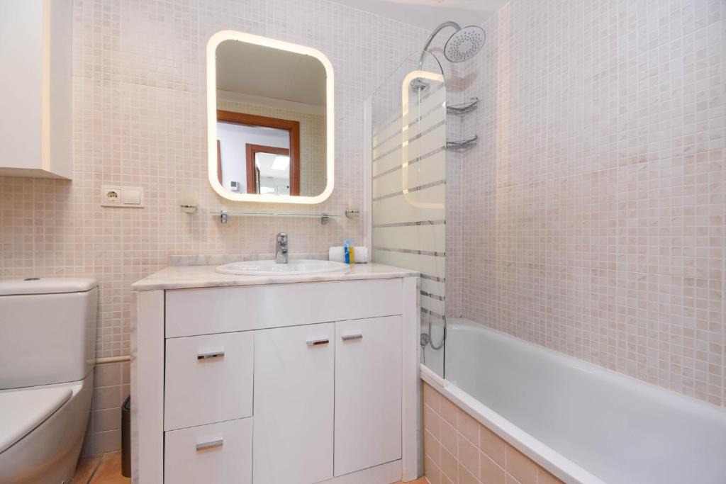 A bathroom at Jardines de Cannes