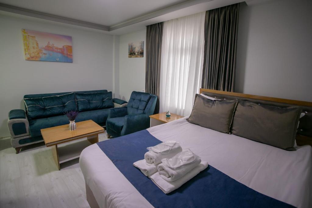 A bed or beds in a room at Güven House İstanbul
