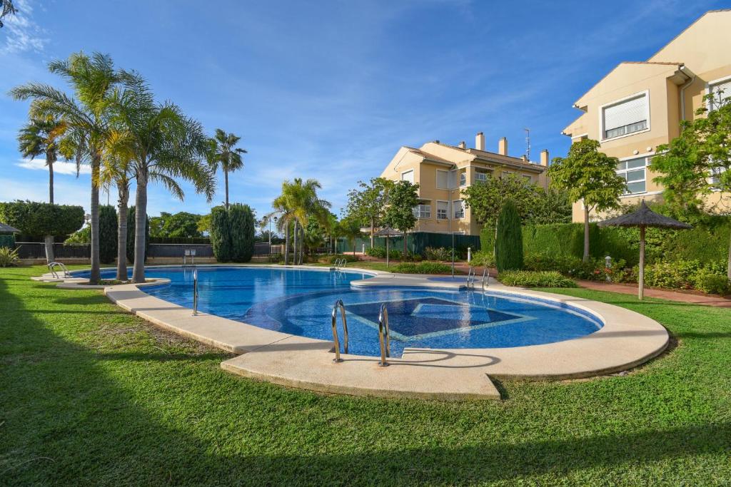 The swimming pool at or close to Jardines de Cannes