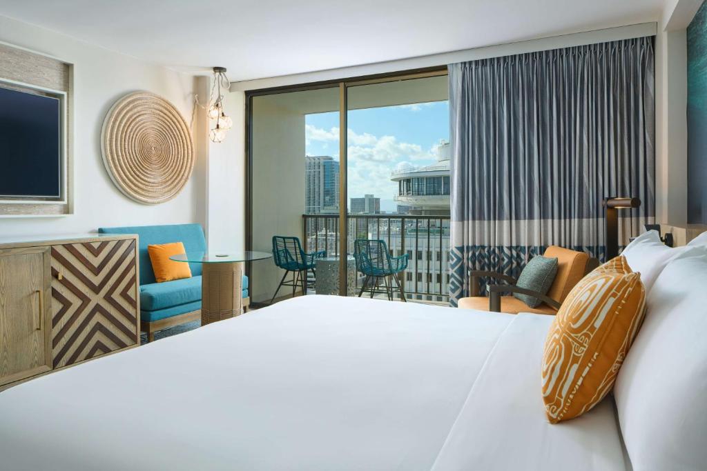 Postel nebo postele na pokoji v ubytování OUTRIGGER Waikiki Beachcomber Hotel