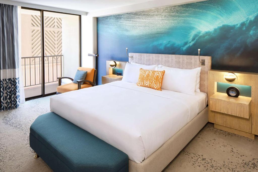 Postel nebo postele na pokoji v ubytování OUTRIGGER Waikiki Beachcomber Hotel
