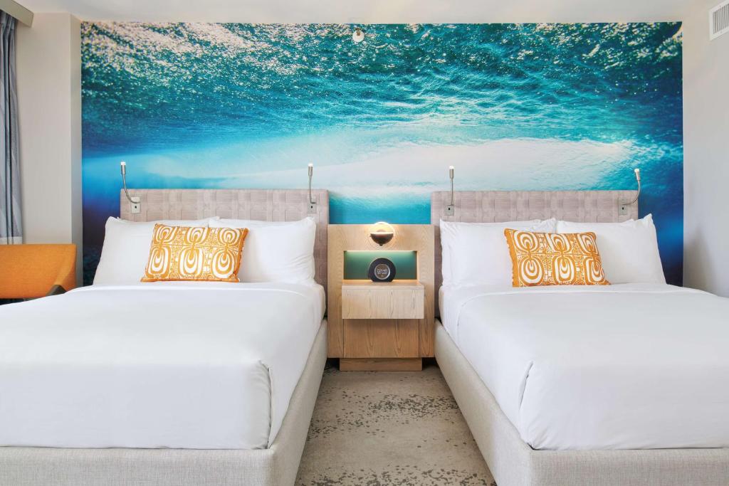 Postel nebo postele na pokoji v ubytování OUTRIGGER Waikiki Beachcomber Hotel