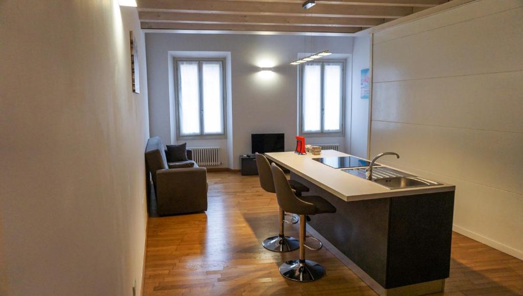 an office with a counter and a sink in a room at Residenze Umberto I in Mantova