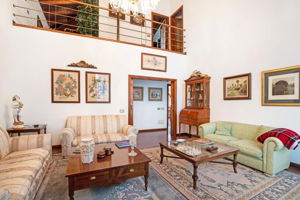 a living room with couches and a table at Casa La Victoria in La Victoria de Acentejo