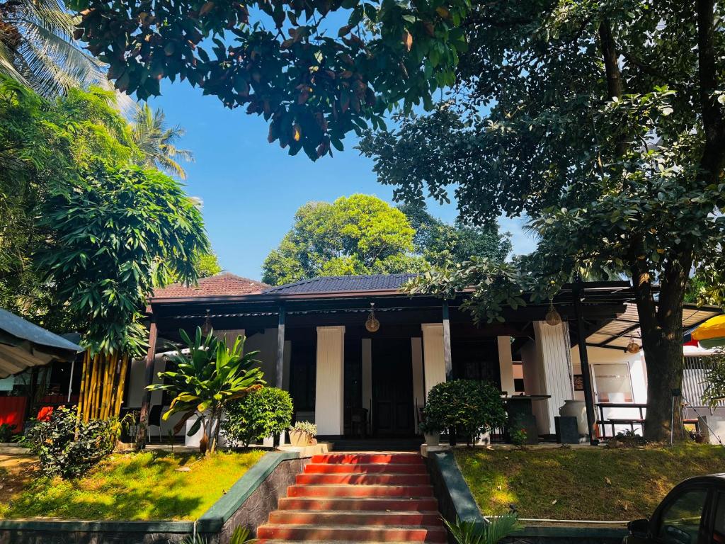 une maison avec un escalier en face de celle-ci dans l'établissement Sadamadala Guest House Kandy, à Kandy