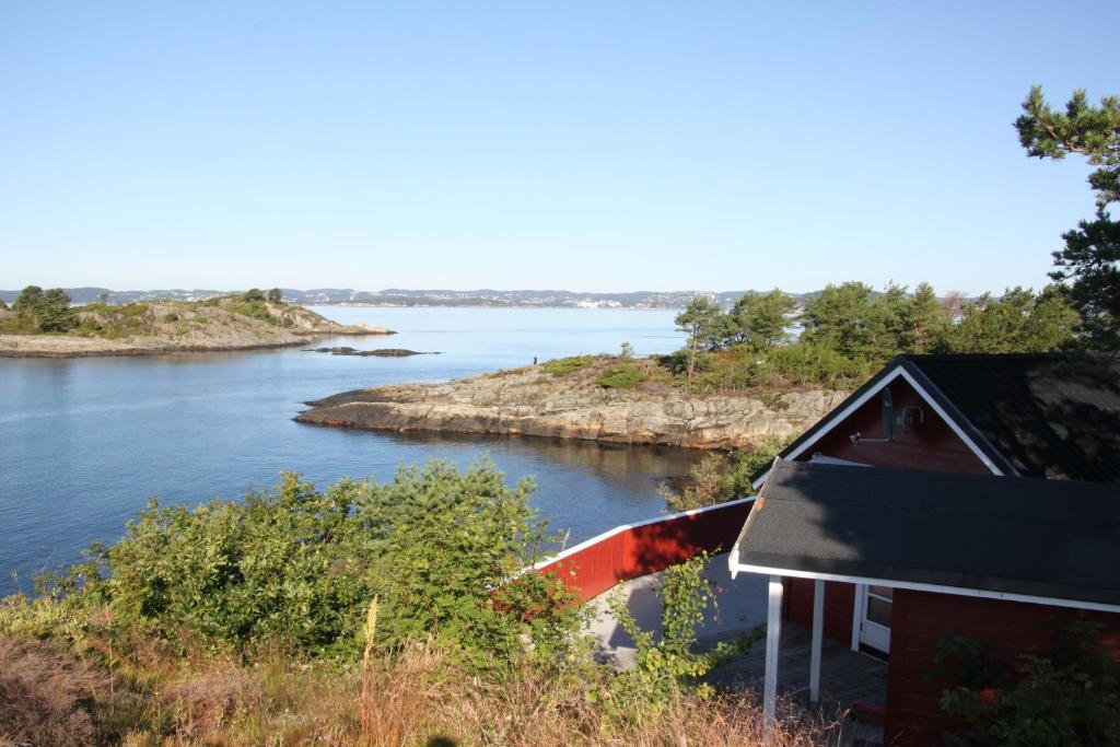 un bateau assis sur le bord d'une rivière dans l'établissement Kristiansand Feriesenter, à Kristiansand