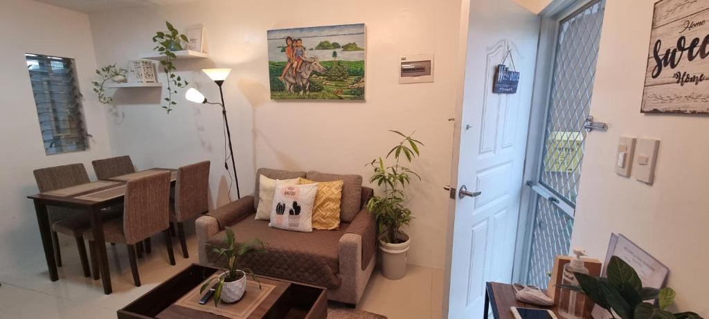 Posezení v ubytování Yuna Homestay - Furnished Home in Butuan